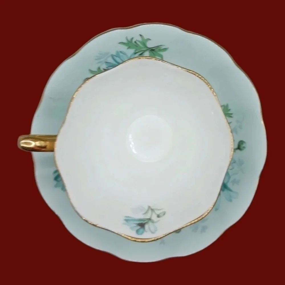 Royal Albert teacup and saucer wt blue daisies gold trim